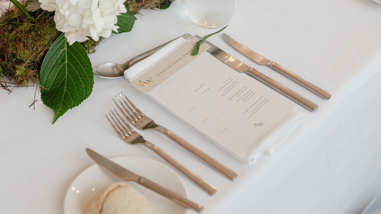 Photography of Annalise & Wess' place setting.
